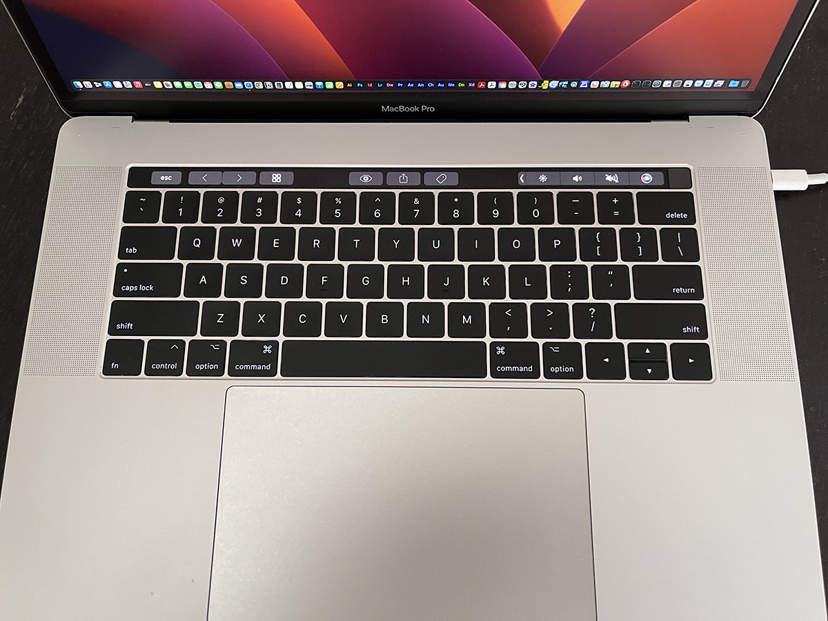 MacBook Pro ｢US配列｣ | 0 ｢UK ではなく 初めて英字配列キーボードの 