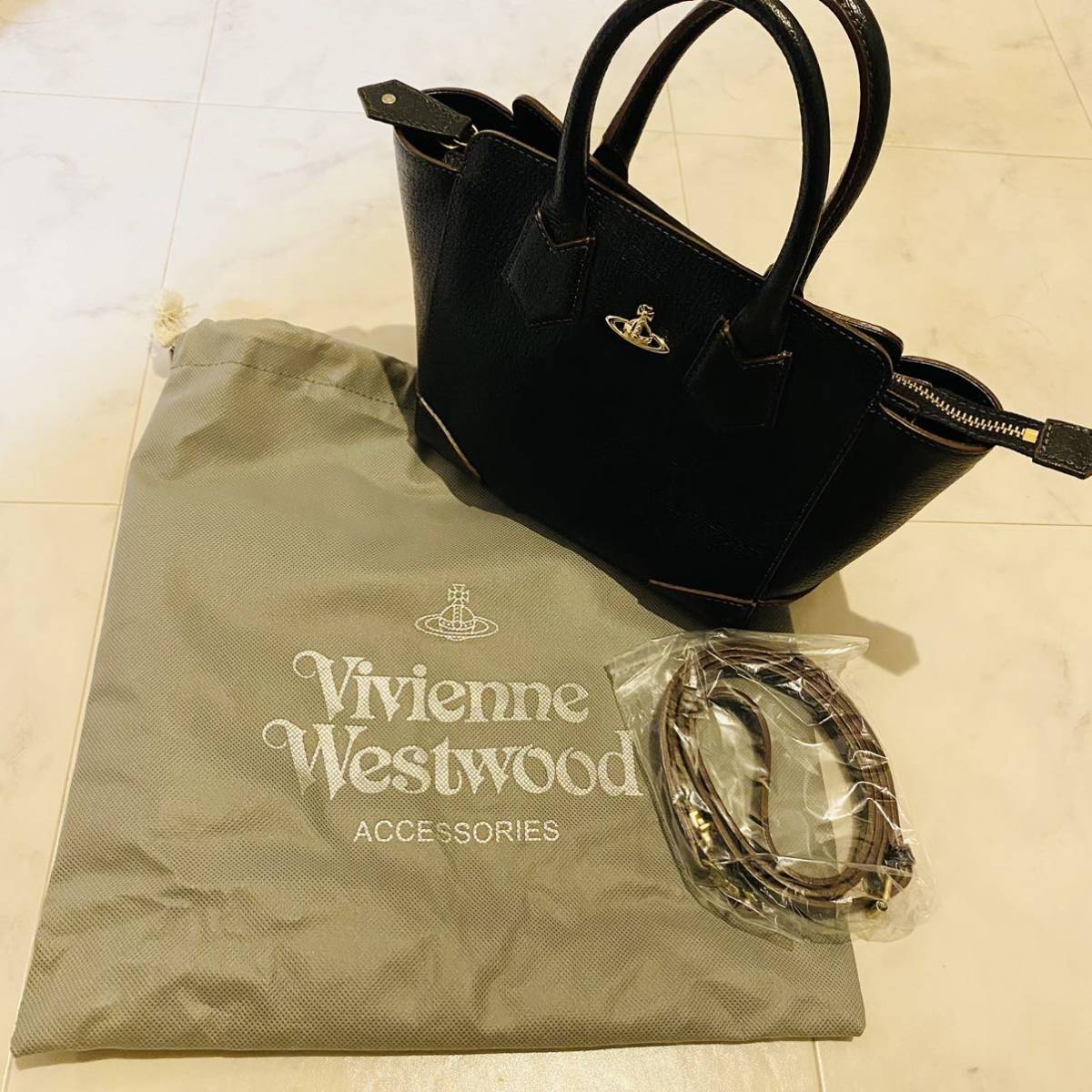 【全国無料，品質保証】 Vivienne Westwood ヴィヴィアン ウエストウッド バッグ ハンドバッグ 2Wayバッグ おしゃれ 黒色 保管品 ショルダーバッグ(かばん、バッグ)｜売買されたオークション情報、yahooの商品情報をアーカ かばん、バッグ