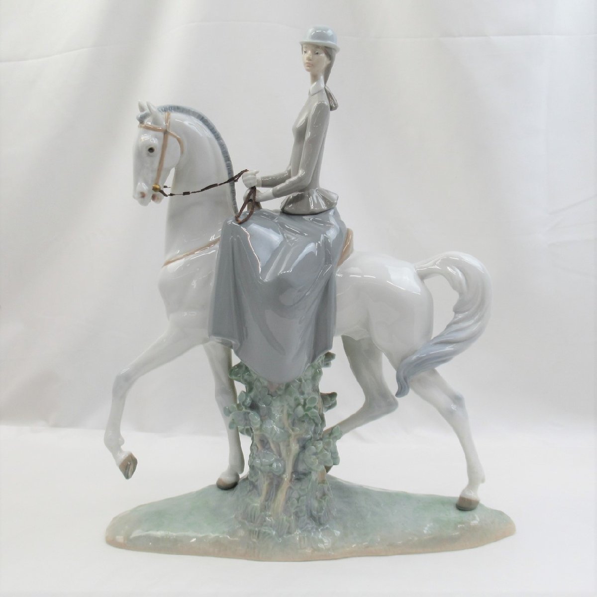 白い馬の少女 リヤドロ LLADRO 置物 白い馬の少女」の落札相場 