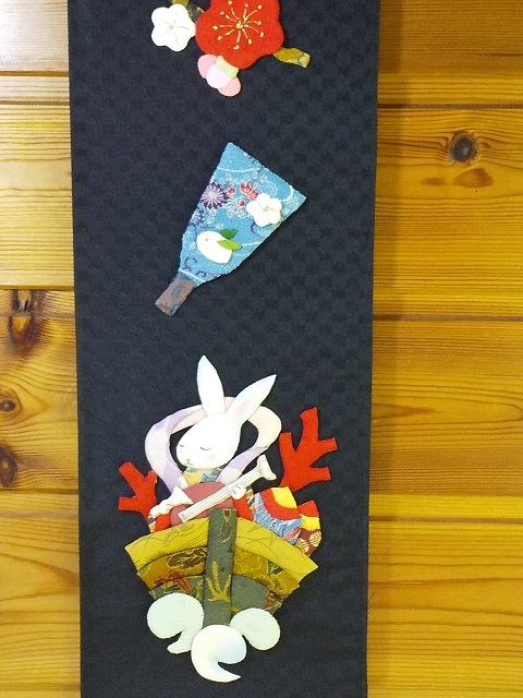古布43】縮緬 押絵 タペストリー うさぎの弁財天と宝船 卯年 干支飾り