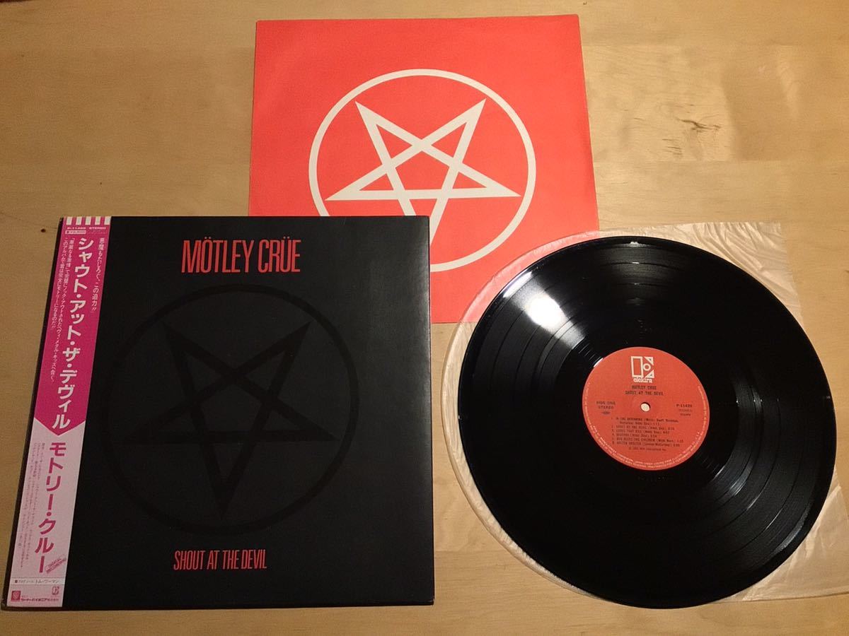 Shout Devil the at Motley At The - Crue Mötley Devil' Crüe 'Shout
