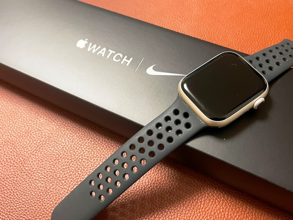 【超美品】Apple Watch Nike Series 7 (GPSモデル) - 45mmスターライトアルミニウムケースとアンスラサイト/ブラックNikeスポーツバンド