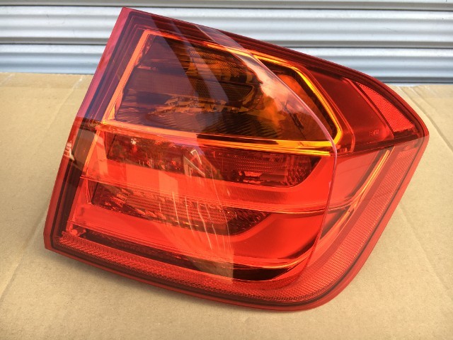 3303 BMW 3シリーズ 3B20 F30 右テールランプ 右テールレンズ