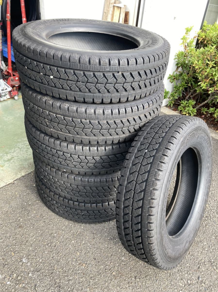 205／70R17、5 ブリヂストン　スタッドレス　6本セット 205&frasl;70R17.5 ブリヂストン W979 2023年製 バリ山★即納 9分溝