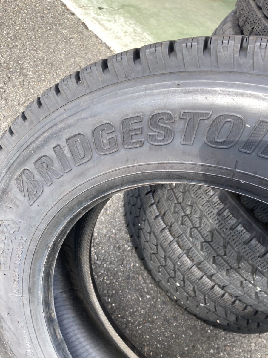 205／70R17、5 ブリヂストン　スタッドレス　6本セット 205&frasl;70R17.5 ブリヂストン W979 2023年製 バリ山★即納 9分溝