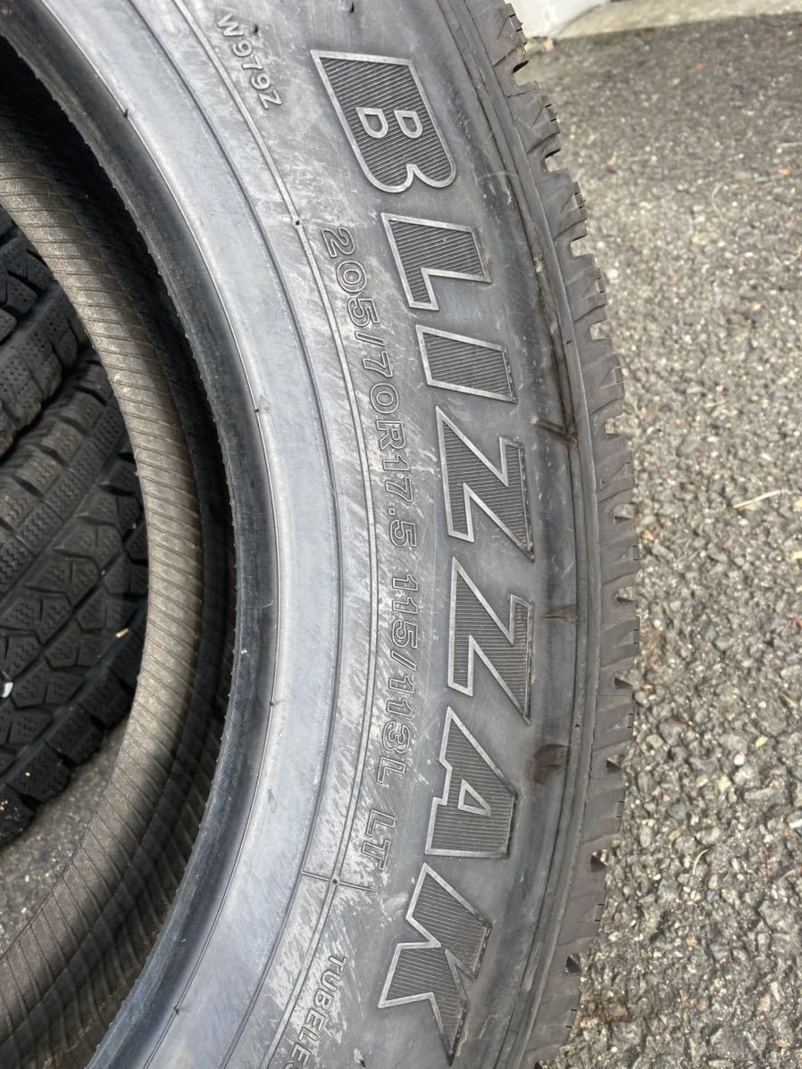205／70R17、5 ブリヂストン　スタッドレス　6本セット 205&frasl;70R17.5 ブリヂストン W979 2023年製 バリ山★即納 9分溝