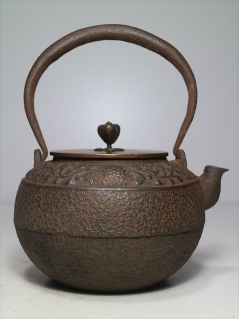 ⑦◇龍文堂造 肩花唐草紋 丸形 鉄瓶◇煎茶道具 丸形 鉄瓶 金龍堂造 銅