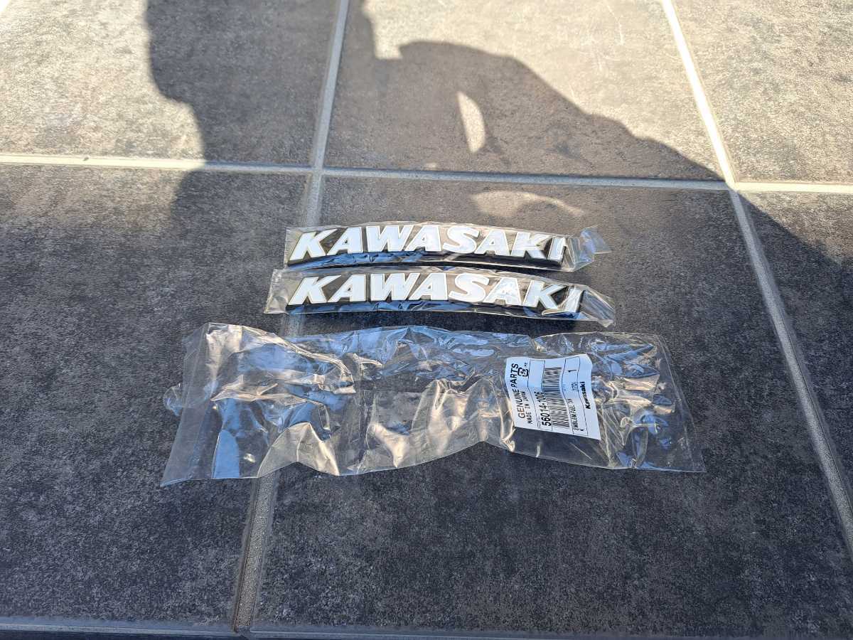 カワサキ純正 Z1，Z2，KZ1000系用 タンクエンブレム 大ピッチ140mm2枚