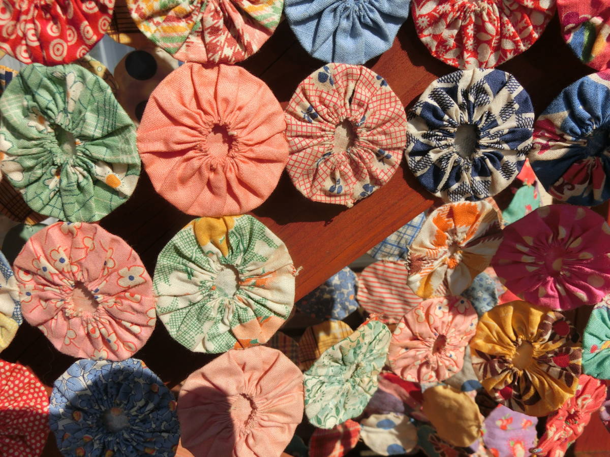 ヨーヨー キルト タペストリー 花 パッチワーク 花のアップリケで作る