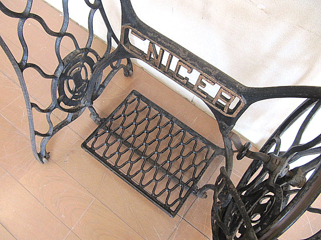 イギリス アンティークミシン脚テーブル FRIEND 足踏みミシン 網目