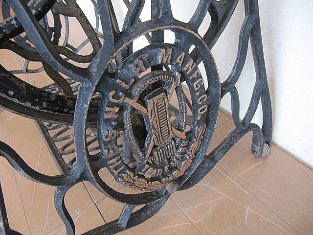 イギリス アンティークミシン脚テーブル FRIEND 足踏みミシン 網目