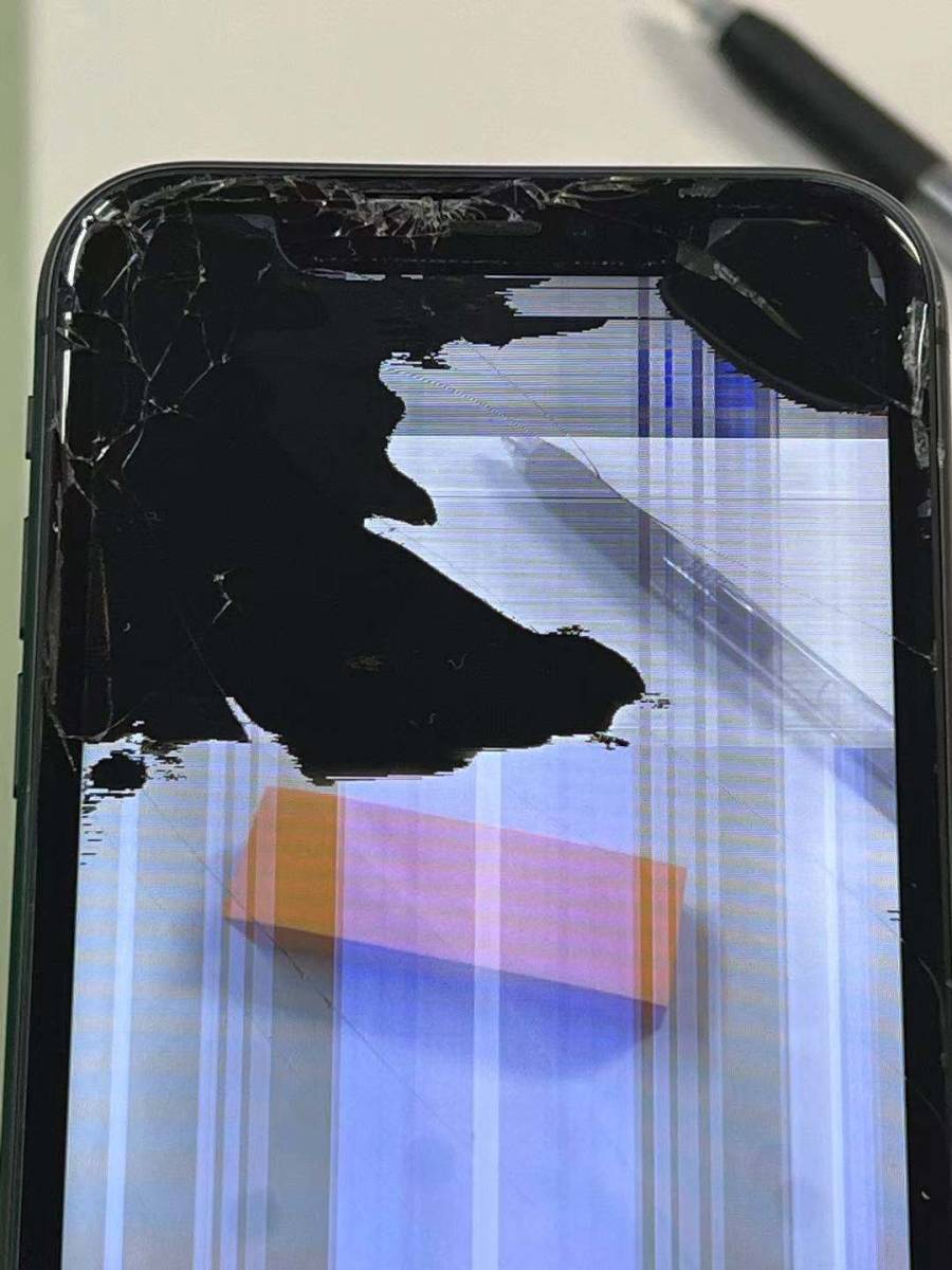 液晶漏れ、割れ SIMフリー iPhone 11 64GB ブラック ジャンク品 送料無料