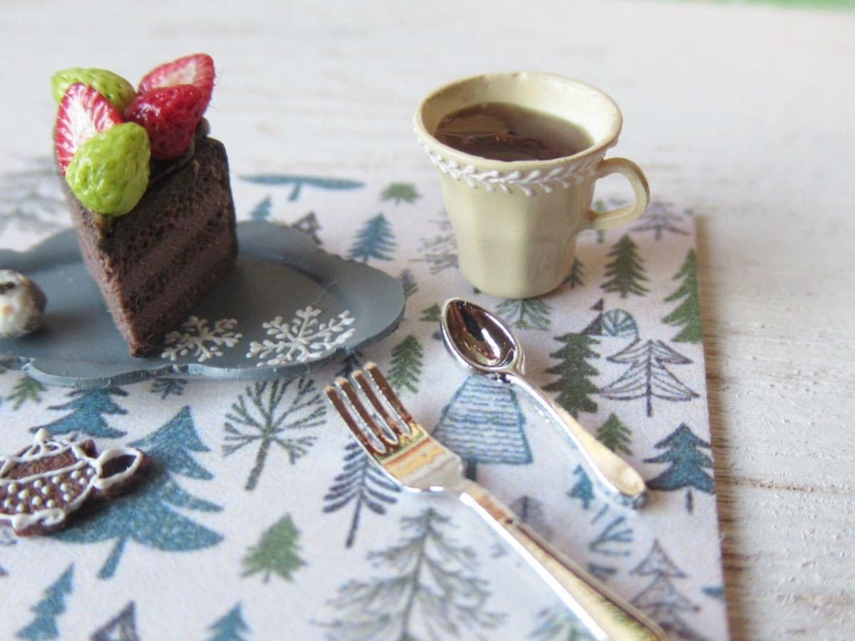 ハリネズミ　クリスマスカラーのイチゴ　チョコレートショートケーキドールハウス　ミニチュア　ミニチュアフード クリスマスケーキ 〓〓〓ミニチュア 保冷剤付き 池袋本店22年クリスマスケーキ、まるで”アート”いちご 東武百貨店 祖師ヶ谷大蔵限定ホリデーシーズンにぴったり