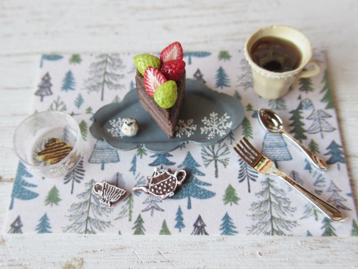 ハリネズミ　クリスマスカラーのイチゴ　チョコレートショートケーキドールハウス　ミニチュア　ミニチュアフード クリスマスケーキ 〓〓〓ミニチュア 保冷剤付き 池袋本店22年クリスマスケーキ、まるで”アート”いちご 東武百貨店 祖師ヶ谷大蔵限定ホリデーシーズンにぴったり