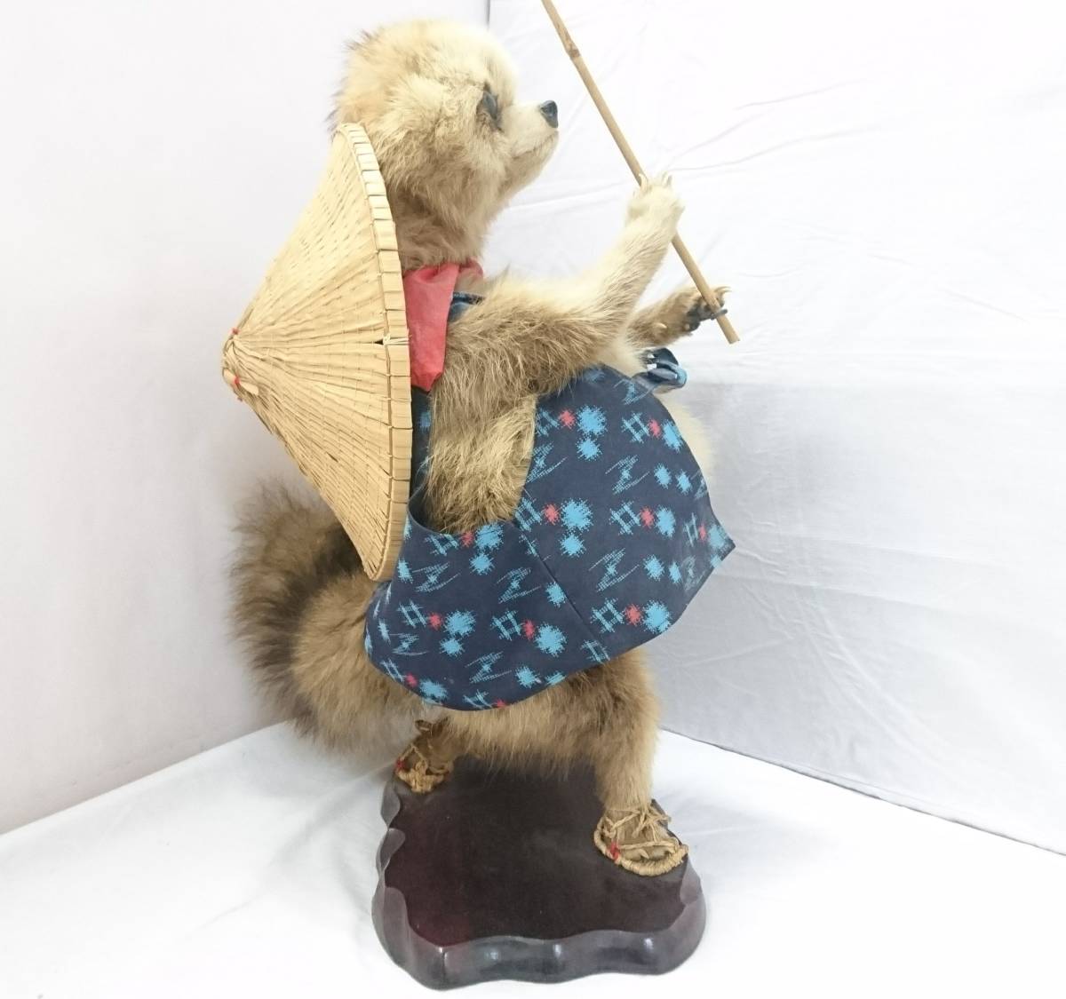 初だし】タヌキ 剥製 置き物/約48×34×22cm/オブジェ/置物/釣り/狸