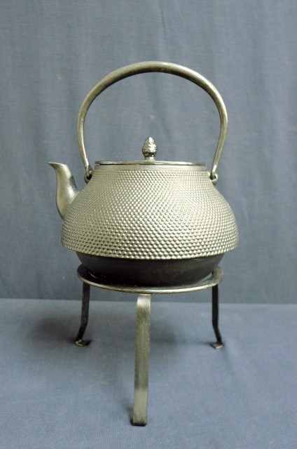 【限定SALE，安い】 W241 品 南部鉄器 釜師名人 旬利休作 急須 松笠摘み尾垂形あられ文鉄瓶 湯沸 水注 五徳付き 煎茶道具 茶器 伝統工藝/100(鉄瓶)｜売買されたオークション情報、yahooの商品情報をアーカイブ公開 鉄瓶