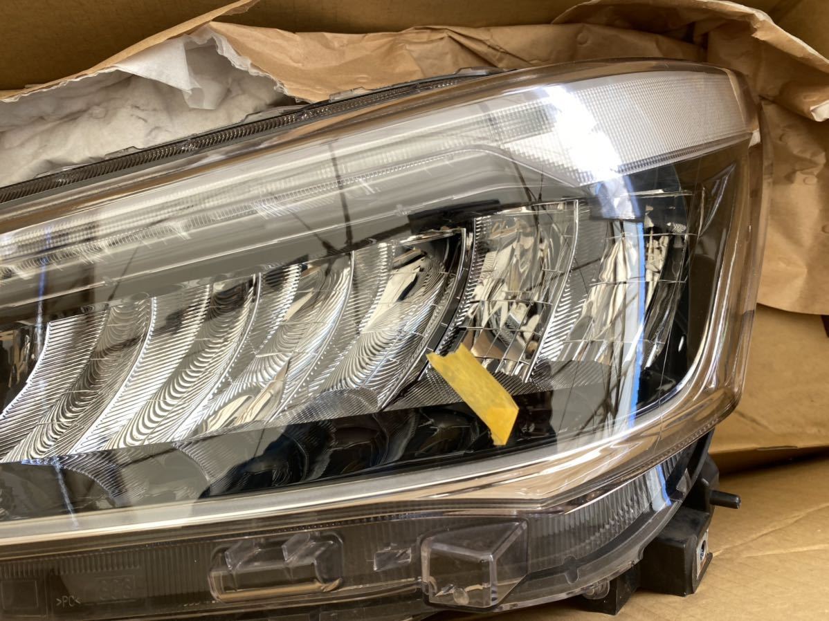 トヨタ ライズ 左ヘッドライト A202A