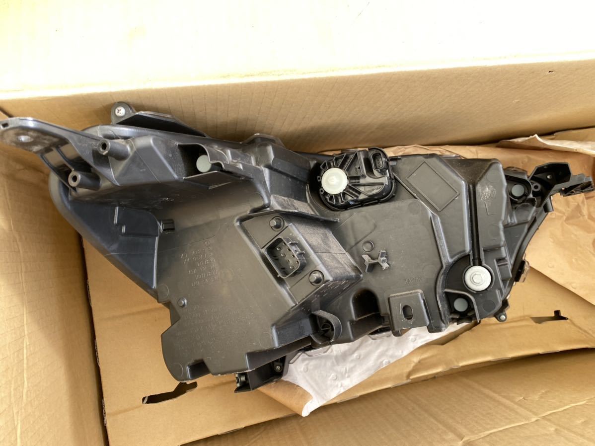 トヨタ ライズ 左ヘッドライト A202A