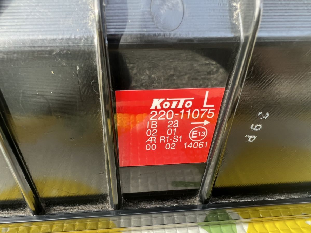 新車外し 小糸 KOITO 3連 LED テールランプ テールライト 大型