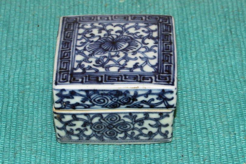 骨董 アンティーク 陶磁器 中国 清代 染付正方花文香合（合子）茶道具