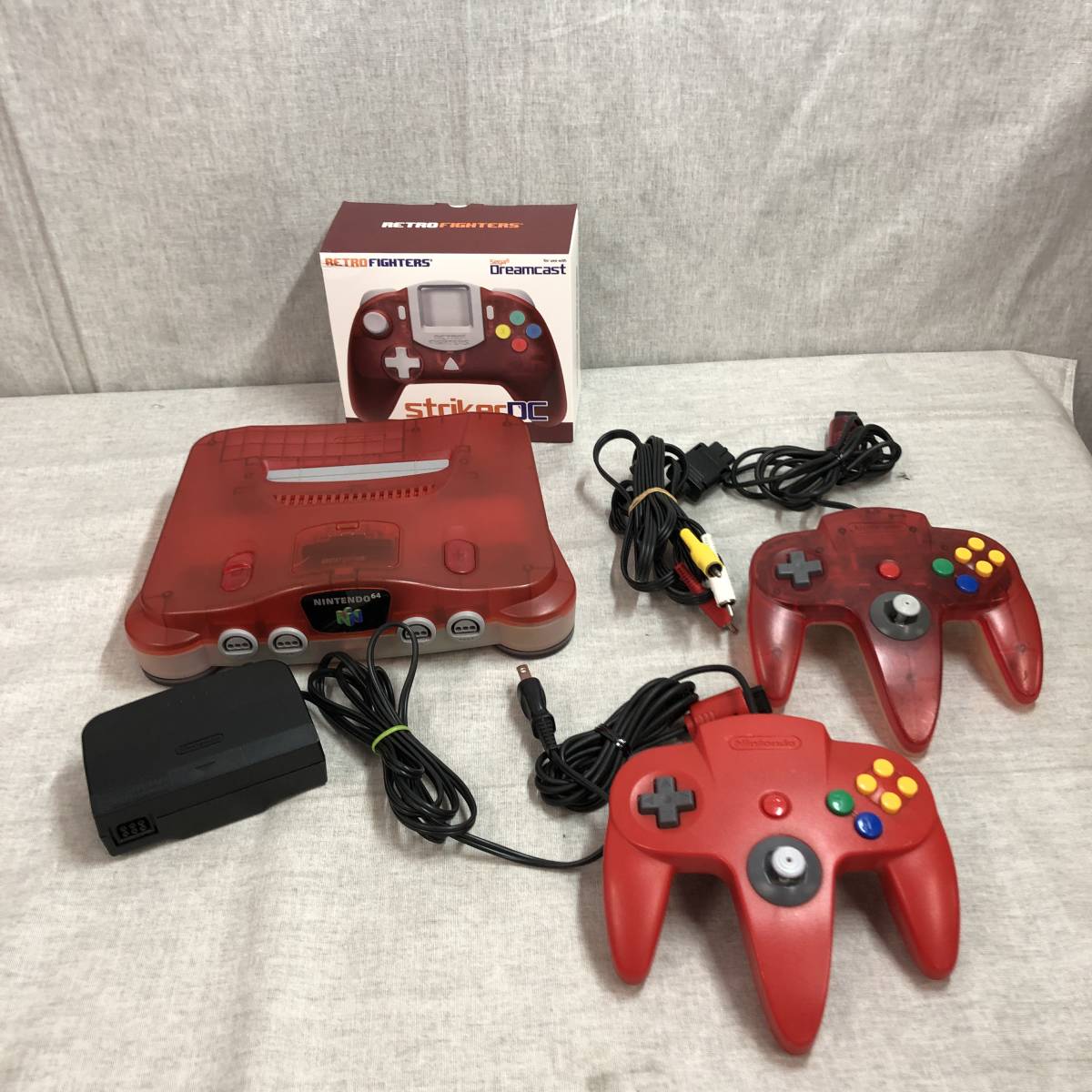 現状品　NINTENDO64本体 クリアレッド+Retro Fighters ドリームキャスト用コントローラー [レッド] 