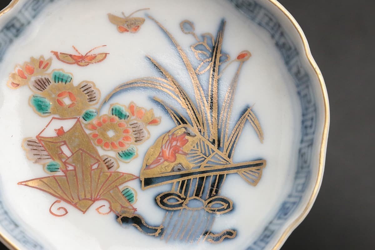 EB393 時代物 古伊万里 染付色絵金彩 花蝶扇文輪花小皿 五