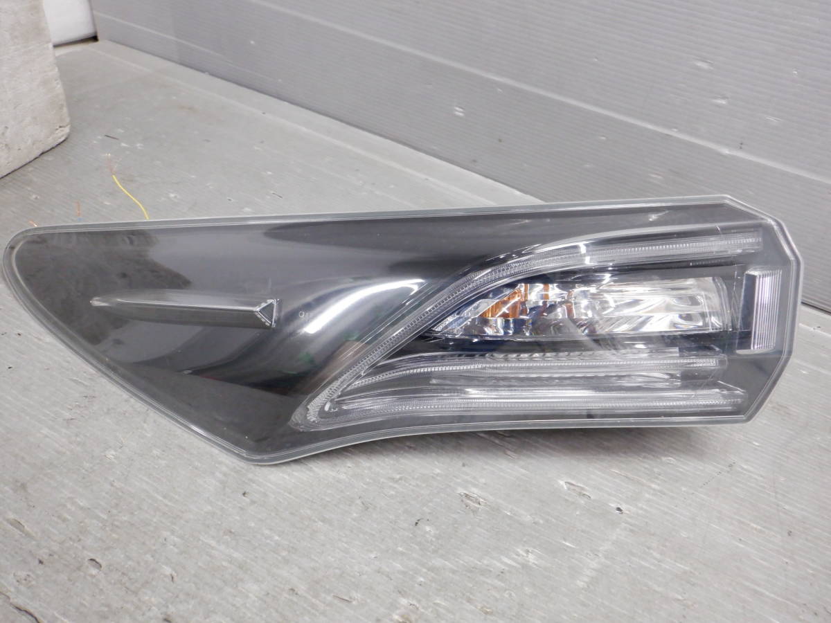 2015年モデル DAA-AVU65W ハリアー 左 テール 点灯OK 程度難あり /14