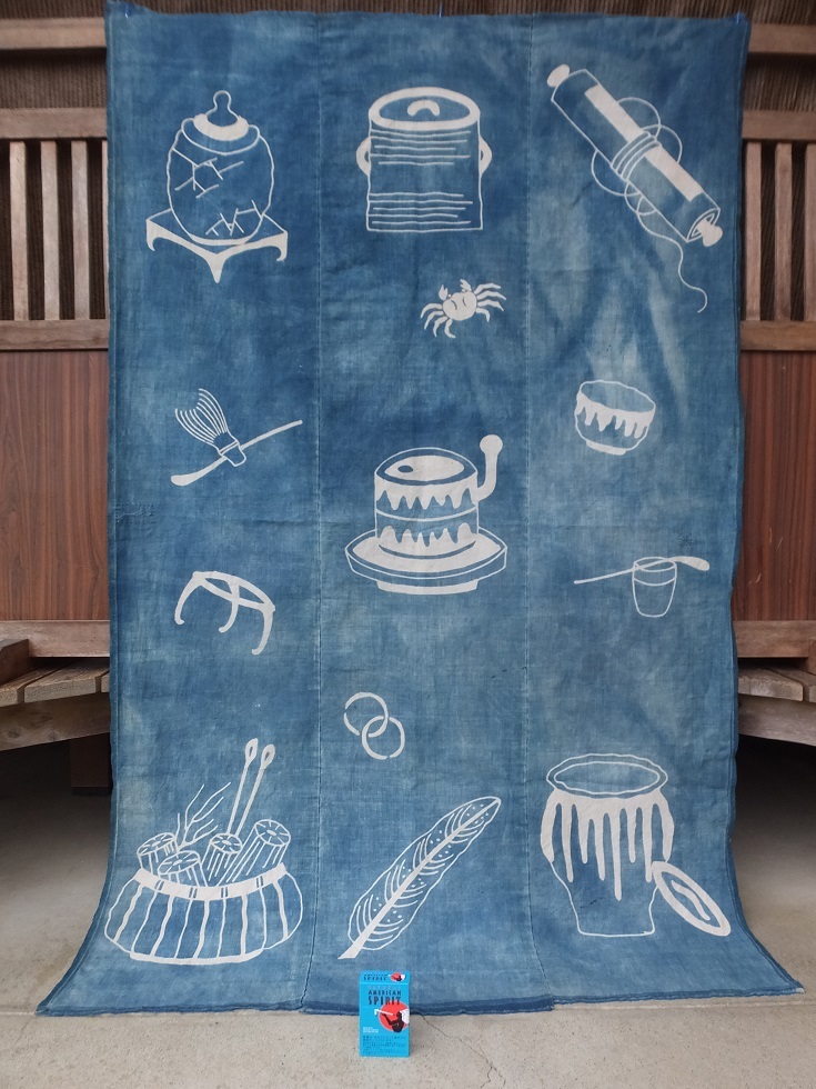 色褪せた手織り中厚藍木綿筒描蟹茶道具文古布・3幅繋ぎ・リメイク材