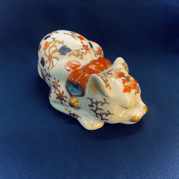 時代物】金襴手様式 眠り猫 眠猫 古伊万里 金襴手色絵 置物 年代物