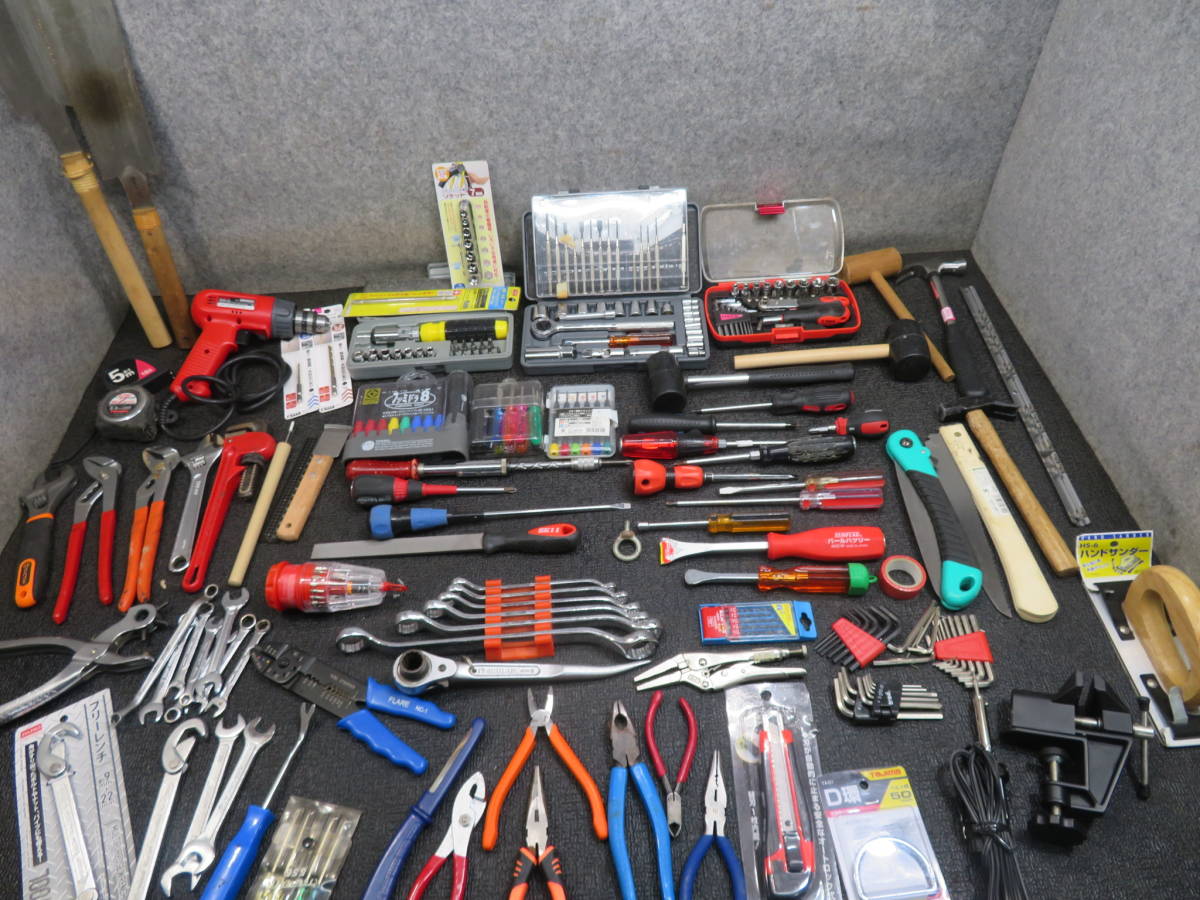 (工120-D) 　電気ドリル・ソケットレンチ・+-ドライバ類・ペンチ類・金槌、鋸・パイプレンチ・メガネレンチ　他小物パーツ　(同梱不可)