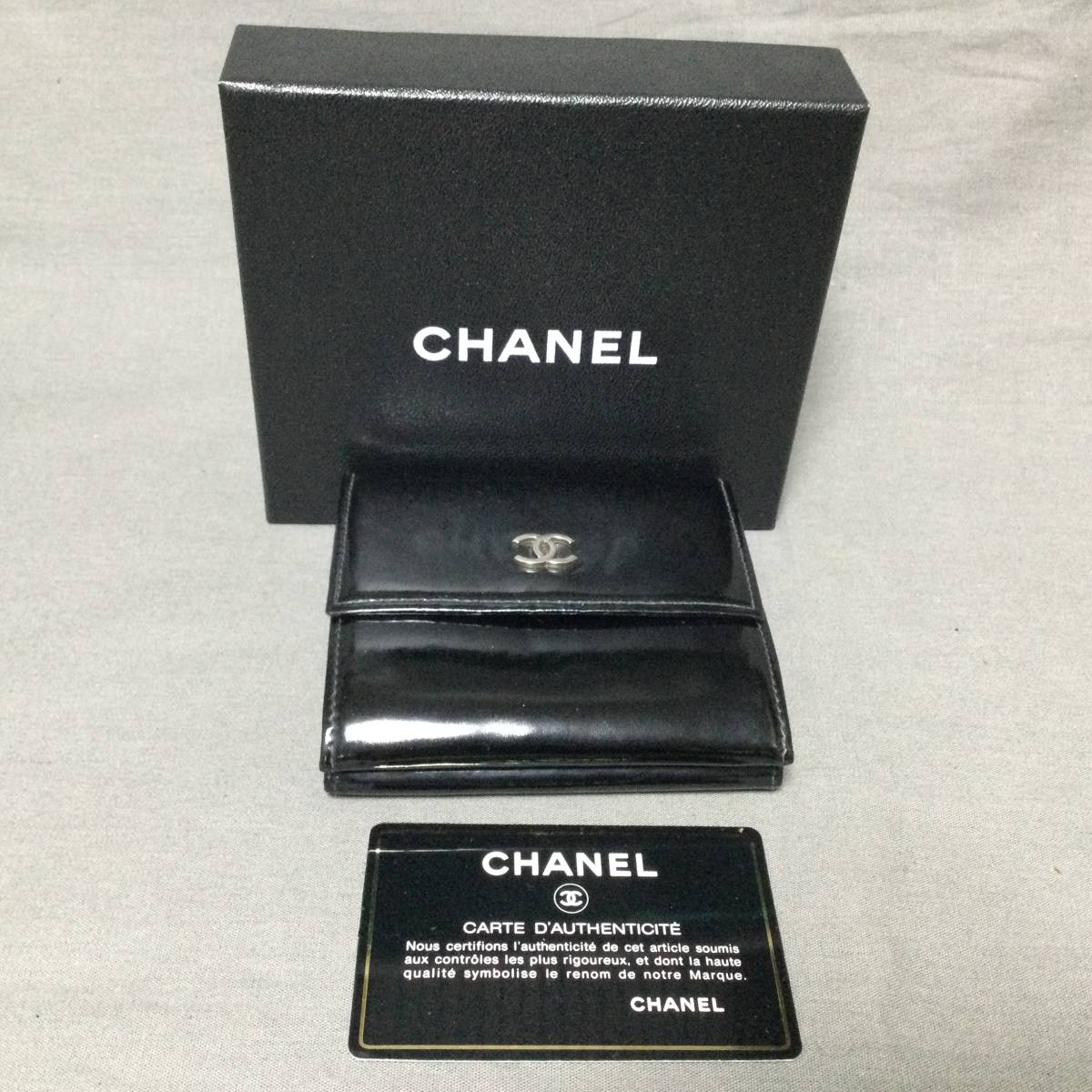 2/7　227242　CHANEL　ココマーク　エナメル　二つ折り財布　ブラック系　コンパクト　シャネル　箱付