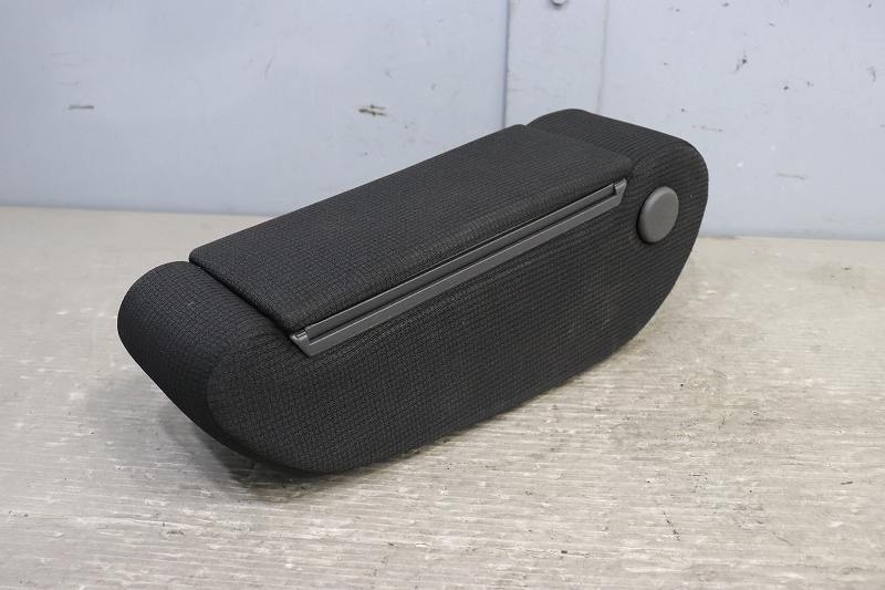 AZワゴン カスタムスタイル XS(MJ23S) 純正 フロント アームレスト 小物入れ付 運転席用 右前シート用 / 1A13-88-120A5E p030701