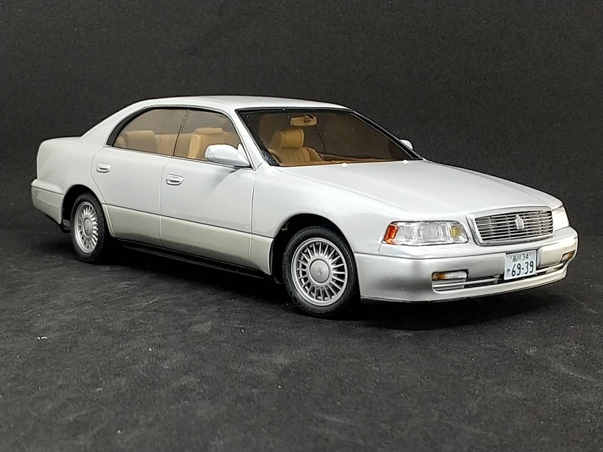アオシマ 1/24 UZS141 クラウン マジェスタ Cタイプ 完成品 貴重