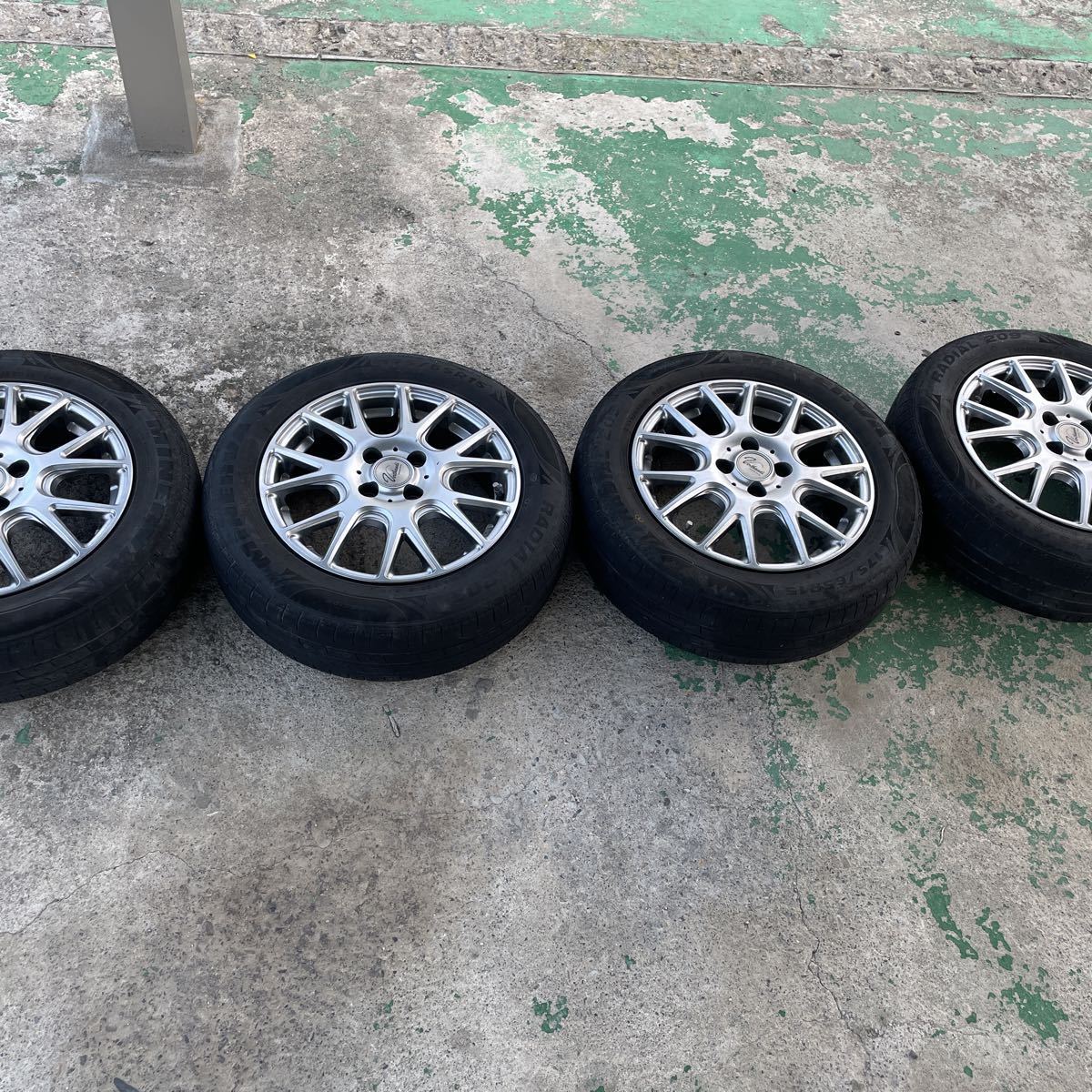 綺麗　15インチ　タイヤホイールセット　175/65-15 コンパクトカー　アクア