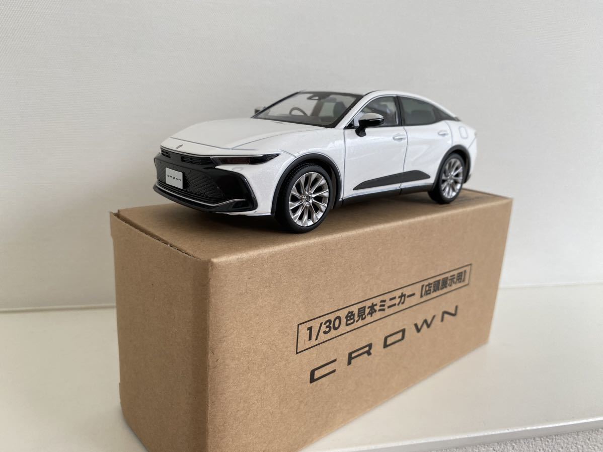 ◇ トヨタ クラウンクロスオーバー 1/30 カラーサンプル ミニカー 箱