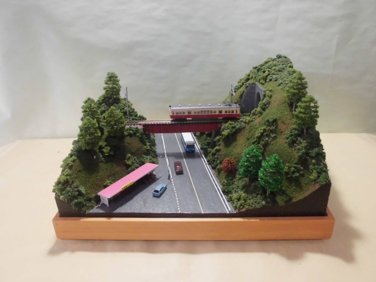 ジオラマ車両展示台 ～ トンネルとガーター橋・自販機のある休憩所～ 照明付き　28cmX35cm