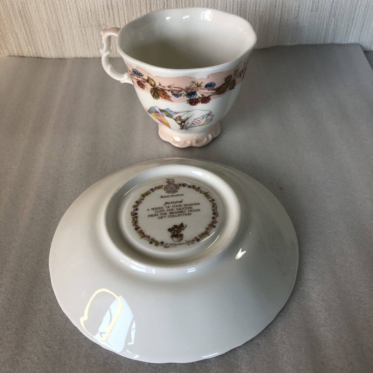 【希少】ブランブリーヘッジ 冬 Winter タブロー フィギュリン 置物 希少ブランブリーヘッジ 冬 Winter タブロー フィギュリン 置物 Royal