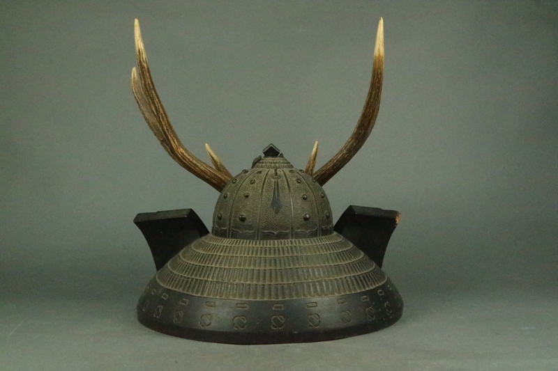 木彫兜 鹿角 刀掛け 細工彫刻 時代武具 置物 オブジェ 刀掛け 鹿角