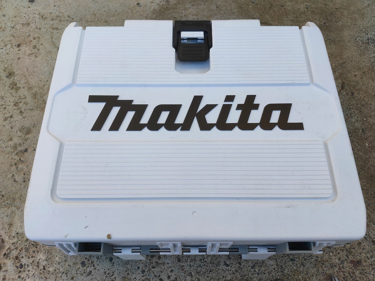 早い者勝ち　送料込み　マキタ　純正バッテリー　BL1830B 2個＋充電器DC18RF＋インパクト用ケース　新品未使用品_2