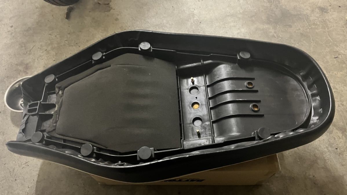 純正シート W650 初期型 Kawasaki 希少 純正カウル対応 W650初期型純正