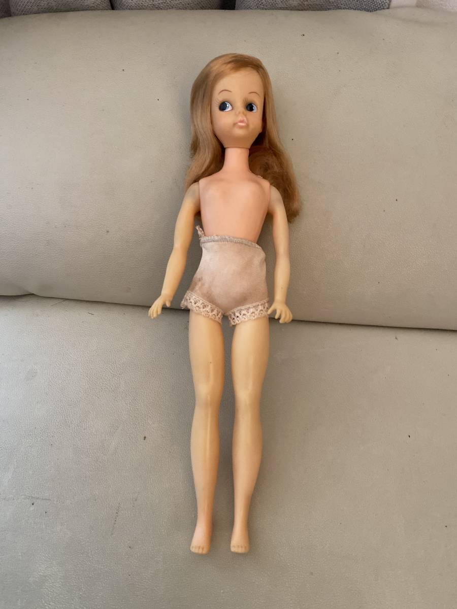 スカーレット人形。古いものでボディは褪色し、腕の付け根は青くなってます。