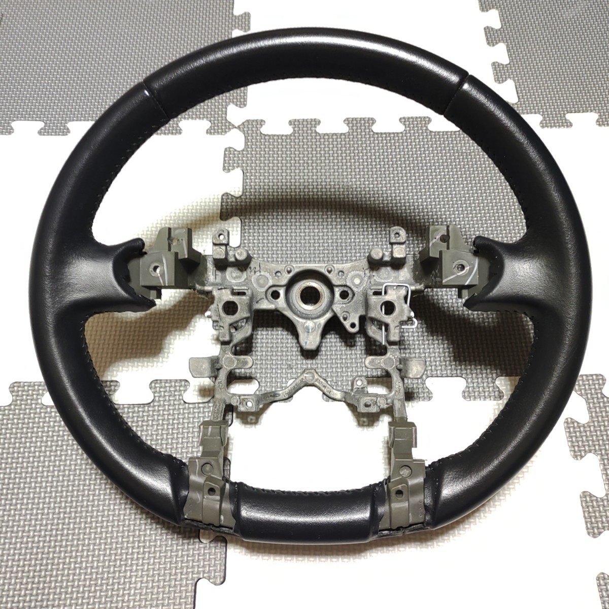 【新作入荷，定番】 革巻 ZVW41Wプリウス&alpha; トヨタ純正レザーステアリング ハンドル 本革 革 皮 NHP10アクアZVW30プリウス40アルファ35PHV 前期 後期 黒(ステアリング、ハンドル本体)｜売買されたオークション情報 トヨタ用