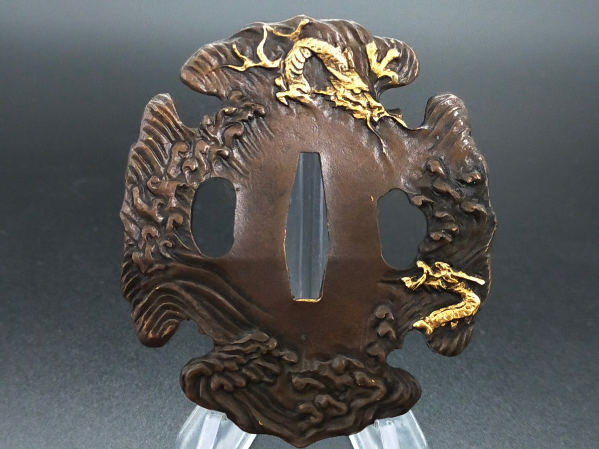 Q6840　刀鍔　双龍闘いの図　銅地　絵金銀　日本刀装具　刀剣美術　鍔　つば　鐔　刀鐔　刀の鍔　72G