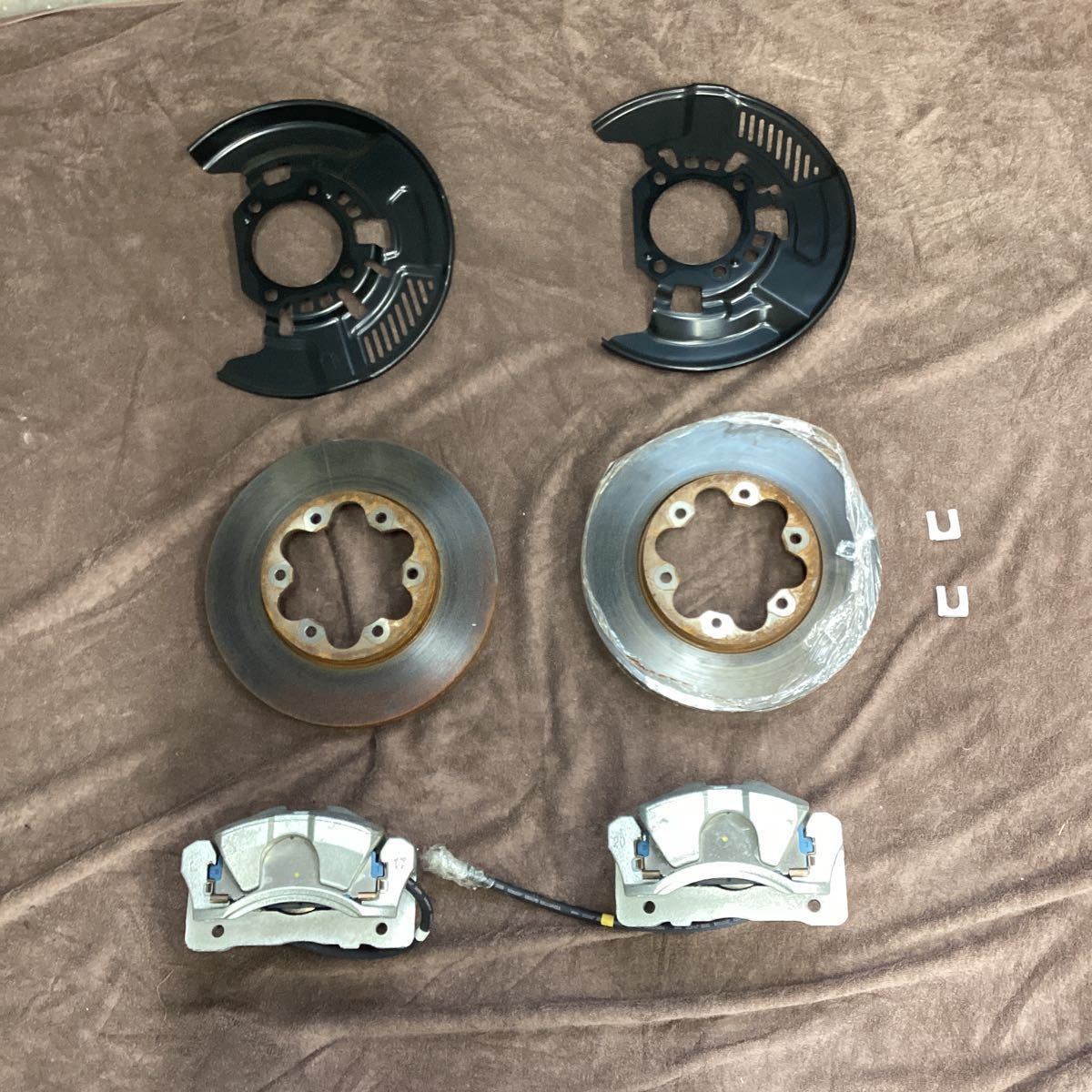 ハイエース200系純正ブレーキキャリパー 左右セット 美品 200系ハイエース ワゴン 純正ブレーキキャリパー フロント左右