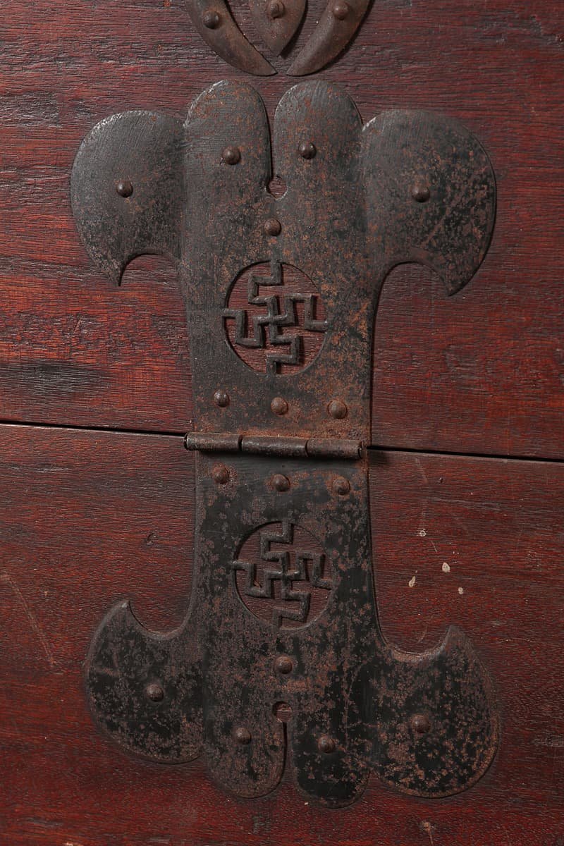 DO990 朝鮮古美術 李朝家具 古無垢 卍透 鉄金具 半閉櫃 幅101.8cm 高78cm・バンダジ・李朝箪笥 李朝古民具 | 朝鮮 ヴィンテージ