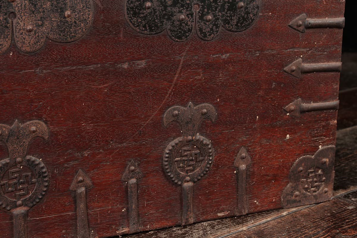 DO990 朝鮮古美術 李朝家具 古無垢 卍透 鉄金具 半閉櫃 幅101.8cm 高78cm・バンダジ・李朝箪笥 李朝古民具 | 朝鮮 ヴィンテージ