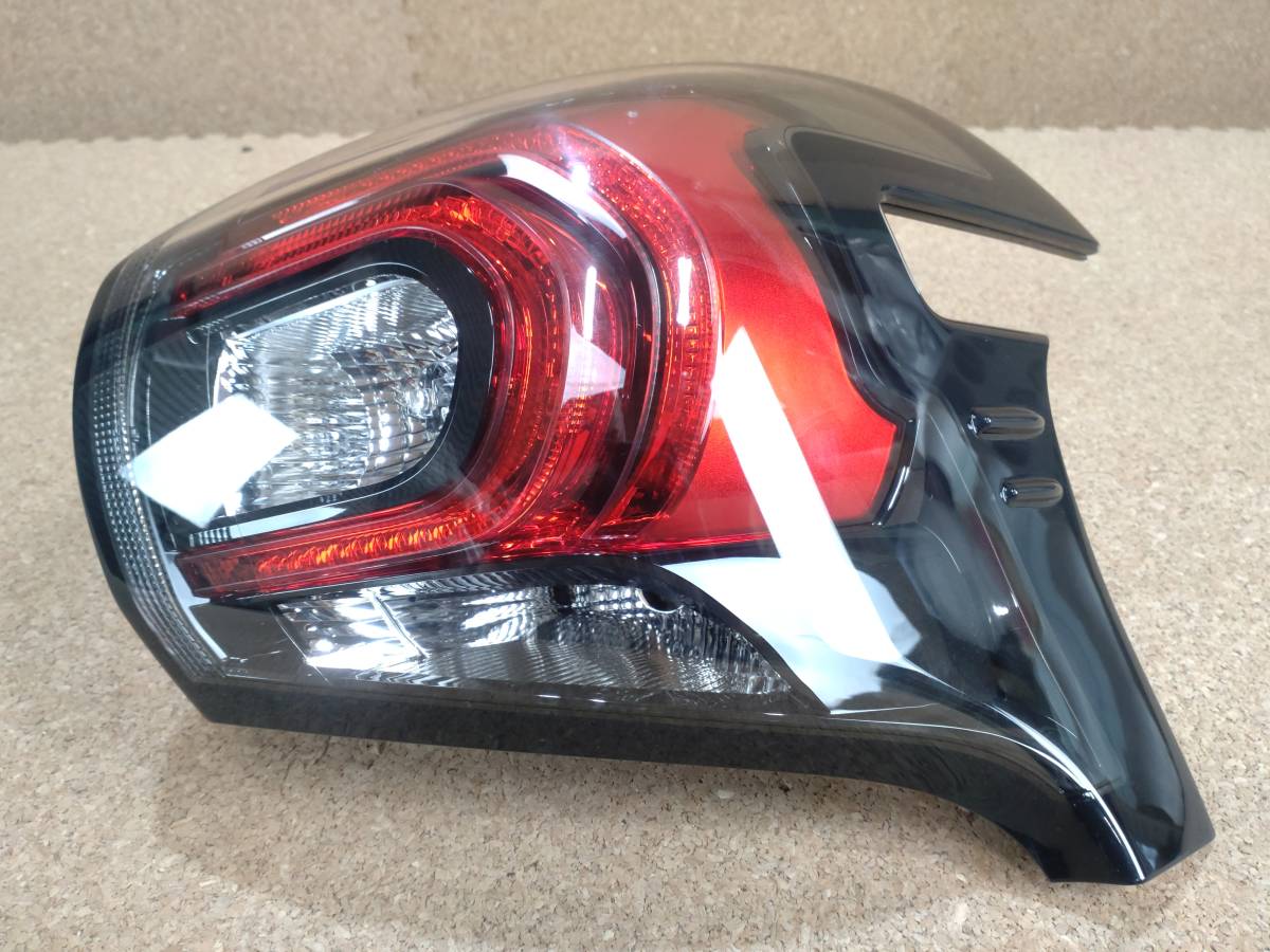 良品】トヨタ シエンタ NHP170 NSP170 NCP175 170系 右テールランプ