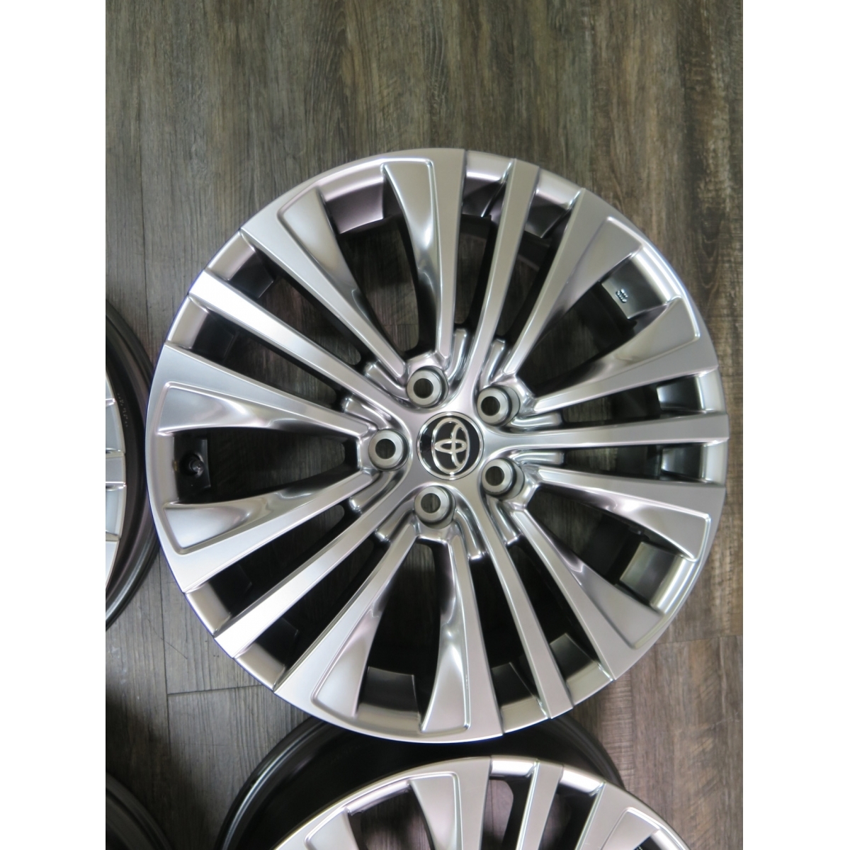 トヨタ純正 19インチ 19x7J+35 114.3-5H ハリアー RAV4 ヴェルファイア 純正 ホイール 19x7J 中古 トヨタ純正 純正の中古品