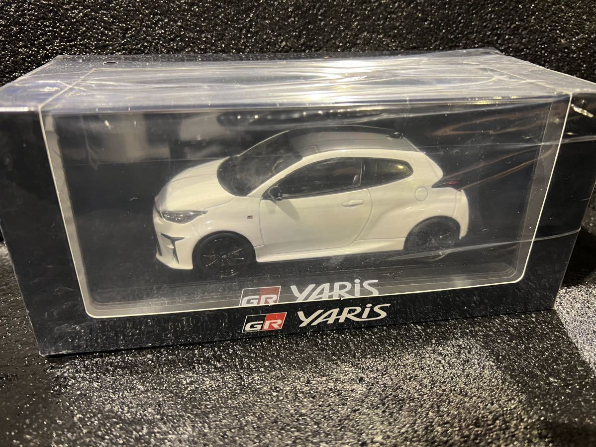 トヨタ GRヤリス 非売品 成約記念品 ホワイト 白 ミニカー 1/30