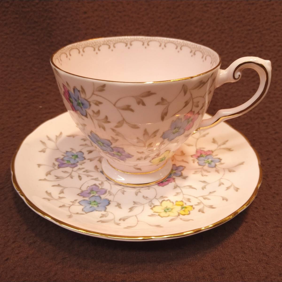 Aタスカン　イギリス　アンティークヴィンテージ ティー・セット　カップ&ソーサー 淡いピンク地　エナメル花絵　パステルカラー
